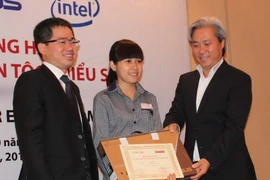 Trao học bổng cho 15 nữ sinh viên người dân tộc thiểu số