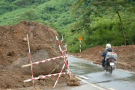 Thông xe tuyến Quốc lộ 279 sau hơn 24 giờ bị tắc nghẽn