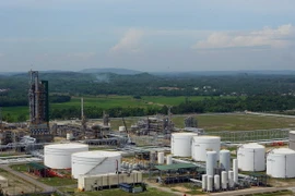 Trao giấy chứng nhận nâng cấp, mở rộng lọc dầu Dung Quất