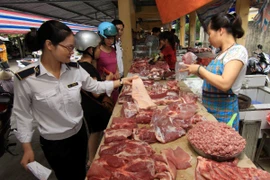 Kiểm tra, kiểm soát các cơ sở giết mổ, buôn bán sản phẩm gia súc, gia cầm tại Hải Dương. (Nguồn ảnh: TTXVN)