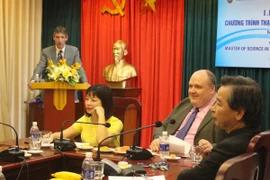 Giáo sư Matthew Hibberd (chính giữa) chia sẻ tại buổi seminar. (Ảnh: Hùng Võ/Vietnam+)