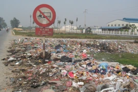 Rác thải tràn lan trên một số tuyến đường thuộc địa phận tỉnh Hưng Yên. (Ảnh: Hùng Võ/Vietnam+)