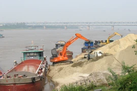 Hoạt động khai thác gây ảnh hưởng đến đê điều. (Ảnh minh họa. Nguồn: TTXVN)