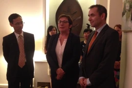 Bà Martine Pinville, Bộ trưởng Thương mại Pháp và Đại sứ Jean-Noel Poirier tại buổi gặp gỡ báo chí. (Ảnh: Hùng Võ/Vietnam+)