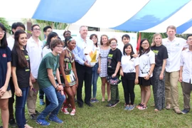 Đại sứ Ted Osius chụp ảnh lưu niệm cùng các đại sứ tê giác đến từ Hoa Kỳ, Nam Phi và các bạn trẻ Việt Nam. (Ảnh: Hùng Võ/Vietnam+)