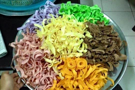 [Photo] Phong trào nhuộm mứt Tết sặc sỡ của giới trẻ xứ Nghệ 