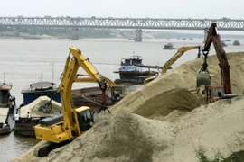 Hà Nội: Hàng loạt bãi chứa vật liệu xây dựng chiếm đất trái phép 