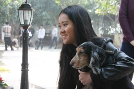 Hàng trăm chú cún cưng cùng hội tụ ở bãi đá sông Hồng 