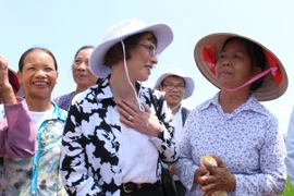 Bà Judith Garber, quyền Trợ lý Ngoại trưởng Hoa Kỳ gặp gỡ bà con nông dân ven biển xã Giao Hải, huyện Giao Thủy, tỉnh Nam Định. (Ảnh: Hùng Võ/Vietnam+)