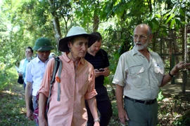 Bà Sally Jewell, Bộ trưởng Nội vụ Hoa Kỳ thăm Vườn Quốc gia Cúc Phương. (Ảnh: Hùng-Lâm/Vietnam+)
