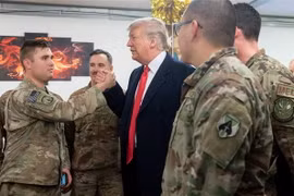Tổng thống Mỹ Donald Trump (thứ 3, phải) tại căn cứ không quân Al Asad trong chuyến thăm bất ngờ tới Iraq, ngày 26/12. (Nguồn: AFP/TTXVN)