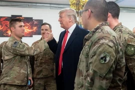 Tổng thống Mỹ Donald Trump (thứ 3, phải) tại căn cứ không quân Al Asad trong chuyến thăm bất ngờ tới Iraq, ngày 26/12. (Nguồn: AFP/TTXVN)