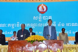 Chủ tịch danh dự CPP, Chủ tịch Quốc hội Samdech Heng Samrin (trái) và Chủ tịch CPP, Thủ tướng Samdech Hun Sen chủ trì hội nghị. (Ảnh: TTXVN))