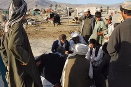 Nhân viên cứu trợ người Italy Federico Motka (giữa, ngồi) tại Syria. (Nguồn: repubblica.it)