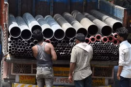 Công nhân chuyển thép tại khu công nghiệp ở Mumbai, Ấn Độ. (Nguồn: AFP/TTXVN)