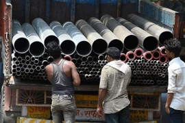 Công nhân chuyển thép tại khu công nghiệp ở Mumbai, Ấn Độ. (Nguồn: AFP/TTXVN)
