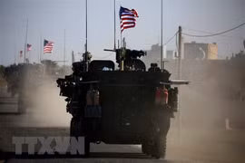 Đoàn xe quân sự Mỹ tới làng Yalanli, ngoại ô phía tây của thành phố miền Bắc Syria Manbij trong chiến dịch chống IS, ngày 5/3/2017. (Nguồn: AFP/TTXVN)