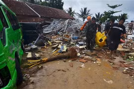 Nhân viên cứu hộ chuyển thi thể nạn nhân vụ sóng thần ở Carita, Indonesia. (Nguồn: AFP/TTXVN)