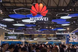 Một gian hàng của Huawei tại Triển lãm điện thoại di động thế giới ở thành phố Thượng Hải, Trung Quốc 2018. (Nguồn: AFP/TTXVN)