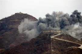 Binh sỹ Hàn Quốc phá hủy trạm gác của nước này tại Khu phi quân sự liên Triều ở tỉnh Gangwon. (Nguồn: Yonhap/TTXVN)