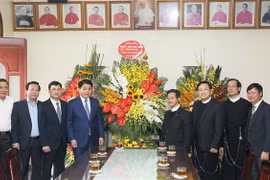 Chủ tịch Ủy ban Nhân dân thành phố Hà Nội Nguyễn Đức Chung tặng hoa, chúc mừng Lễ Giáng sinh Giáo xứ Thái Hà. (Ảnh: Lâm Khánh/TTXVN)