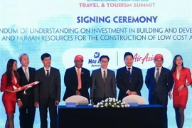 Phó Thủ tướng Vũ Đức Đam chụp ảnh chung với các đại biểu tham dự diễn đàn. (Ảnh: Trọng Đạt/TTXVN)