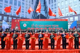 Thủ tướng Nguyễn Xuân Phúc và các đại biểu thực hiện nghi thức khánh thành Cụm công trình Trung tâm của Bệnh viện Trung ương Quân đội 108. (Ảnh: Thống Nhất/TTXVN)