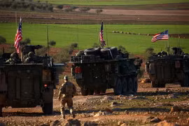Đoàn xe quân sự Mỹ tới làng Yalanli, ngoại ô phía tây của thành phố miền Bắc Syria Manbij trong chiến dịch chống IS. (Nguồn: AFP/TTXVN)