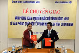 Ông Phạm Đình Toản, Phó Chủ nhiệm Văn phòng Quốc hội và Đặng Huy Hậu, Phó Chủ tịch Thường trực UBND tỉnh ký văn bản giao, nhận công chức, người lao động. (Nguồn: baoquangninh.com.vn)