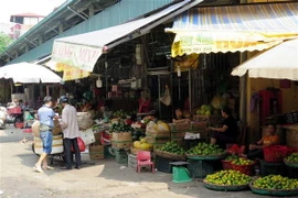Các gian hàng hoa quả tại chợ Long Biên. (Ảnh: Nguyễn Văn Cảnh/TTXVN)
