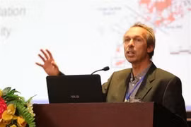 Giáo sư-tiến sỹ Lorenz Adrian, Trung tâm nghiên cứu môi trường Helmholtz-UFZ (Đức) phát biểu tham luận. (Ảnh: Dương Giang/TTXVN)