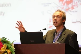 Giáo sư-tiến sỹ Lorenz Adrian, Trung tâm nghiên cứu môi trường Helmholtz-UFZ (Đức) phát biểu tham luận. (Ảnh: Dương Giang/TTXVN)