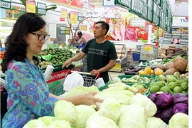 Người tiêu dùng lựa chọn mua rau, củ, quả tại siêu thị Coopmart Thanh Hà, thành phố Phan Rang-Tháp Chàm. (Ảnh: Công Thử/TTXVN)
