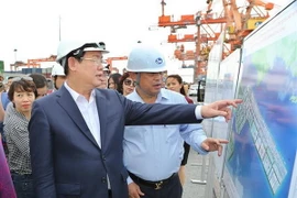 Phó Thủ tướng Vương Đình Huệ khảo sát cảng Đình Vũ. (Ảnh: Dương Giang/TTXVN)