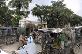 Rất đông người tự xưng thương binh đi xe ba gác có mặt trước cửa trụ sở VFF gây nên cảnh tượng lộn xộn. (Ảnh: Trọng Đạt/TTXVN)