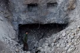 Cửa một đường hầm của Mặt trận giải phóng Nhân dân Palestine bị máy bay Israel phá hủy ở Naameh, cách thủ đô Beirut của Liban khoảng 7km. (Nguồn: AFP/TTXVN)