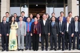 Chủ tịch Quốc hội Nguyễn Thị Kim Ngân chụp ảnh lưu niệm cùng đoàn Doanh nhân trẻ Việt Nam. (Ảnh: Trọng Đức/TTXVN)