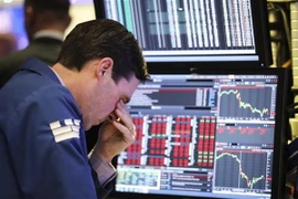 Nỗi thất vọng của giao dịch viên khi chứng khoán đỏ sàn tại New York, Mỹ. (Nguồn: THX/TTXVN)