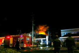 Hơn 450m2 nhà xưởng chứa toàn vật liệu dễ cháy, lửa bốc lên ngùn ngụt. (Ảnh: Thanh Liêm/TTXVN)