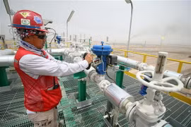 Công nhân vận hành ở cơ sở lọc dầu Hammar Mushrif tại giếng dầu khí Zubair ở tỉnh Basra, miền Bắc Iraq. (Nguồn: AFP/TTXVN)