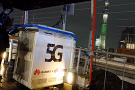 Một trạm phát sóng 5G của Huawei được đặt trên nóc một tòa nhà ở Tokyo. (Nguồn: nikkei.com)