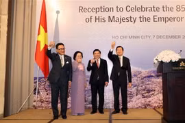 Nguyên Chủ tịch nước Trương Tấn Sang, Tổng lãnh sự Nhật Bản tại Thành phố Hồ Chí Minh Kawaue Junichi (ngoài cùng bên trái), Chủ tịch UBND Thành phố Hồ Chí Minh Nguyễn Thành Phong (thứ hai từ phải sang) và nguyên Phó Chủ tịch nước Trương Mỹ Hoa tại buổi lễ