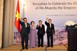 Nguyên Chủ tịch nước Trương Tấn Sang, Tổng lãnh sự Nhật Bản tại Thành phố Hồ Chí Minh Kawaue Junichi (ngoài cùng bên trái), Chủ tịch UBND Thành phố Hồ Chí Minh Nguyễn Thành Phong (thứ hai từ phải sang) và nguyên Phó Chủ tịch nước Trương Mỹ Hoa tại buổi lễ