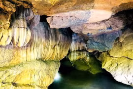 Hệ thống hang động nguyên sơ, hùng vỹ với những khối thạch nhũ vàng óng, lung linh. (Ảnh: Võ Dung/TTXVN)