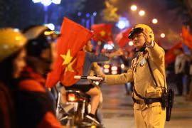 Công an Thành phố Hà Nội phân luồng giao thông và bảo đảm an ninh trật tự và phòng chống đua xe trái phép. (Ảnh: Doãn Tấn/TTXVN)