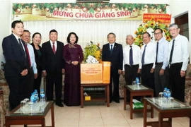 Phó Chủ tịch nước Đặng Thị Ngọc Thịnh tặng quà chúc mừng Hội thánh Tin lành Việt Nam (miền Nam). (Ảnh: Xuân Khu/TTXVN)