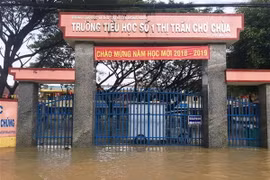 Trường tiểu học thị trấn Chợ Chùa, huyện Nghĩa hành phải cho học sinh nghỉ học vì bị ngập nước.(Ảnh: TTXVN phát)