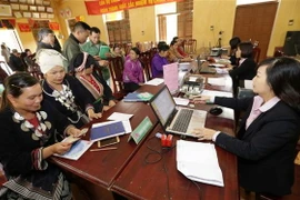 Một buổi giao dịch cho vay tại điểm giao dịch xã Trung Minh, huyện Yên Sơn, Tuyên Quang. (Ảnh: Trần Việt/TTXVN)