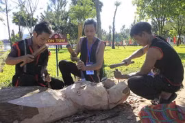 Nghệ nhân trình diễn tạc tượng gỗ dân gian. (Ảnh: Hồng Điệp/TTXVN)