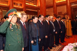 Chủ tịch Quốc hội Nguyễn Thị Kim Ngân dự lễ dâng hương tưởng niệm 60 liệt sỹ Thanh niên xung phong Đại đội 915, đội 91 Bắc Thái hy sinh đêm 24/12/1972. (Ảnh: Trọng Đức/TTXVN)